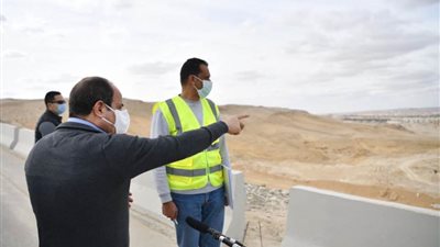 الرئيس يتفقد مشروعات تطوير شبكة الطرق..(صور)