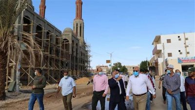 محافظ الوادى الجديد يقوم بجولة تفقدية في الداخلة