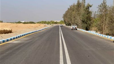 توسعة ورصف طريق جديد لخدمة قرى شباب الخريجين بمحافظة السويس