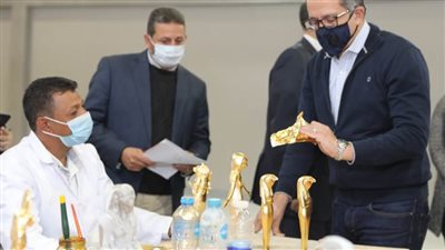 وزير السياحة والآثار يتفقد مصنعًا للمستنسخات الأثرية