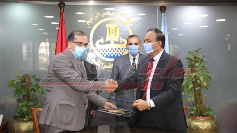 أثناء توقيع البروتوكول