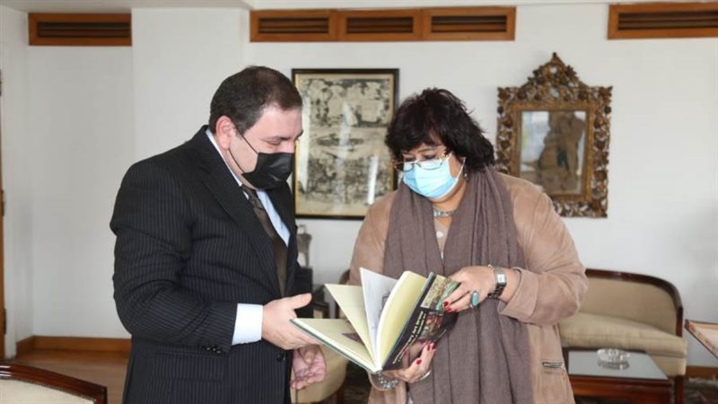 وزيرة الثقافة خلال