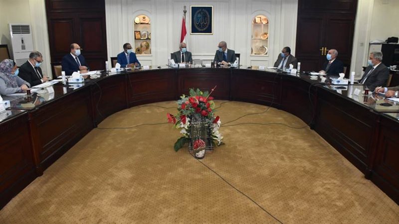 وزير الإسكان ومحافظ