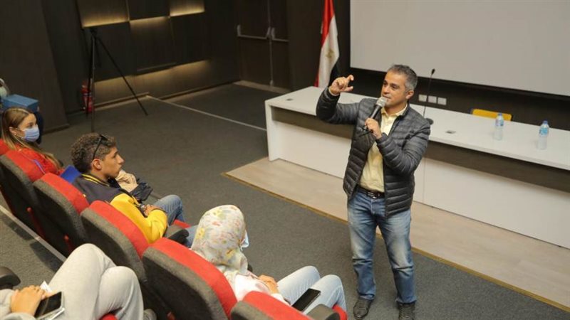 أحمد فتحي بإحدى الجامعات