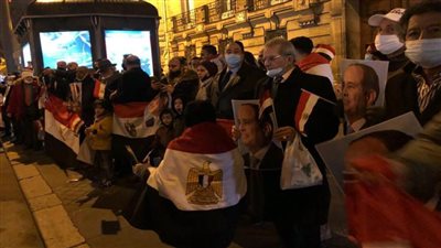 الجالية المصرية في فرنسا تحتشد لاستقبال الرئيس السيسي  