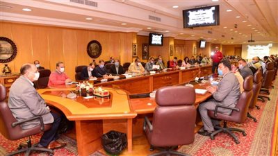 محافظ أسيوط يلتقي 80 شابا وفتاة لمناقشة مشكلات مياه الشرب والصرف الصحي