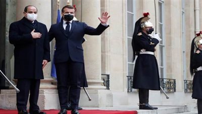الرئيس السيسي ونظيره الفرنسي يلتقطان صورًا تذكارية لـ