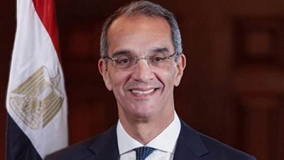 وزير الاتصالات ومحافظ القليوبية يتفقدان أعمال صرف منحة العمالة غير المنتظمة