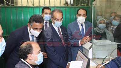وزير الاتصالات يتابع صرف المنحة الرئاسية للعمالة غير المنتظمة بقويسنا