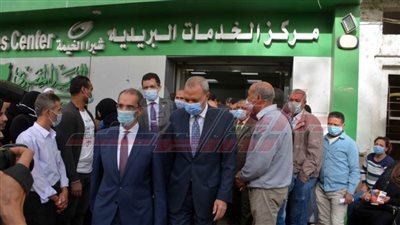 وزير الاتصالات ومحافظ القليوبية يتفقدان انتظام صرف منحة العمالة غير المنتظمة بالبريد 