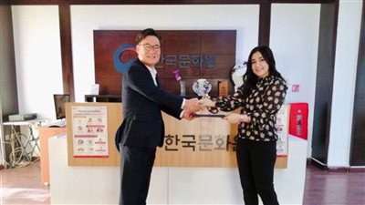 فوز المترجمة المصرية آية كارم بجائزة المركز الكوري للترجمة الأدبية