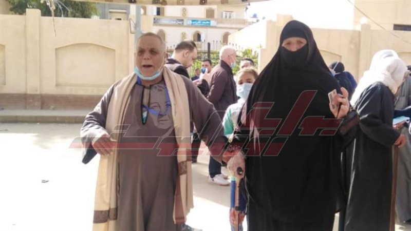 توافد كبار السن علي