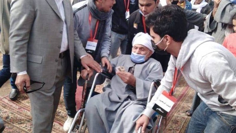 كبار السن يدلون بأصواتهم