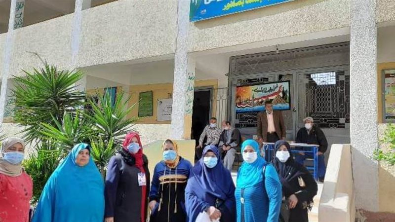 توافد السيدات امام