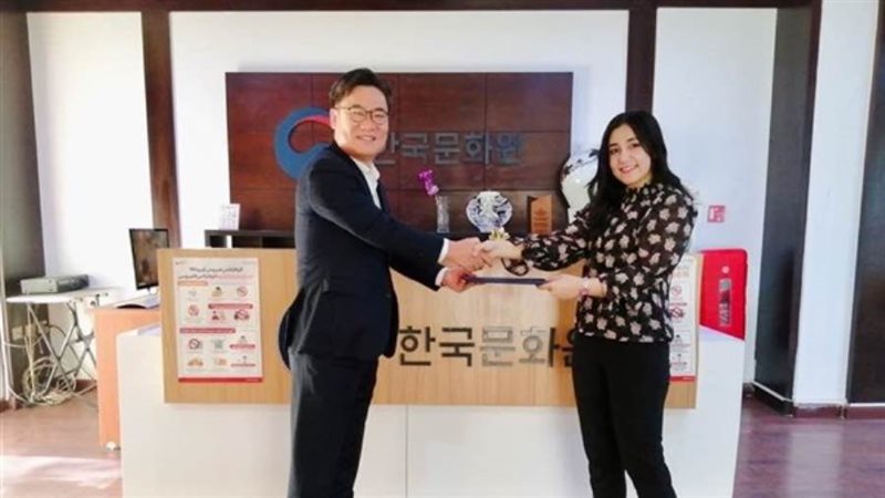 فوز المترجمة المصرية