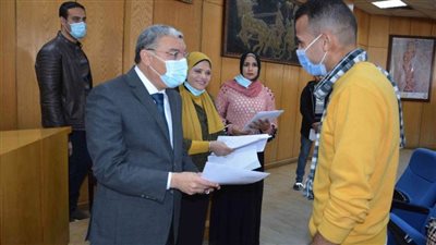  محافظ المنيا يسلم 128 مشروعاً تنموياُ بتكلفة 968 ألف جنيه لدعم المشاريع الصغيرة والمتوسطة 