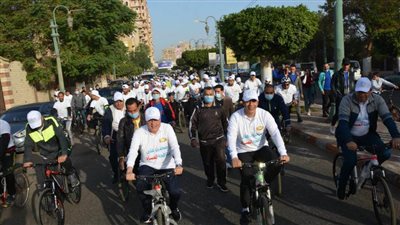 بمشاركة ٥٠٠ شاب وفتاة محافظ المنيا يقود ماراثون للدراجات