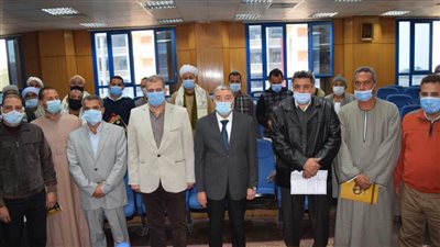 محافظ المنيا يسلم عقود تقنين 1018 فدان أملاك دولة إلى 71 منتفعا