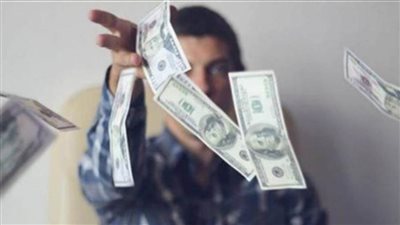 تفاصيل تداول مواقع التواصل الاجتماعي فيديو يظهر شخصًا يلقي بالمال على المواطنين