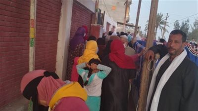  توافد العشرات أمام لجان 