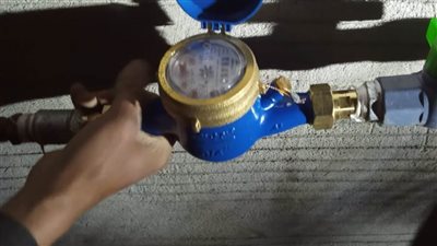 توصيل وتركيب 29 عداد مياه لمحدودى الدخل بالبحيرة