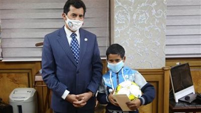 تعرف على هدية وزير الشباب لطفل ملعب الشروق 