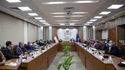 هيئة الدواء تبحث آليات دعم وتطوير سوق الدواء مع ممثلي الصناعة