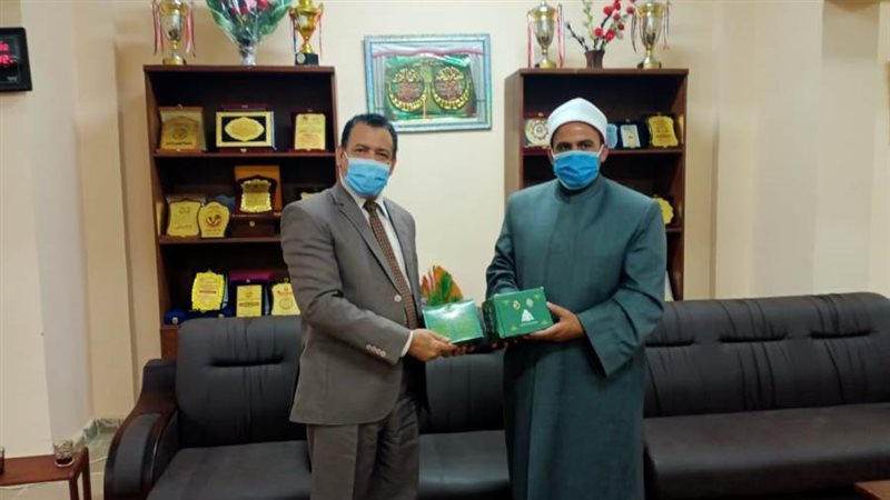 مدير الأوقاف يهدي