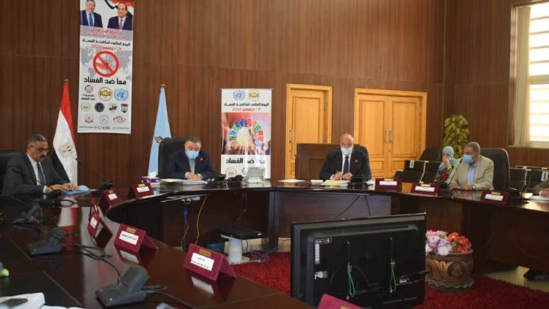 المحافظ اثناء الاجتماع