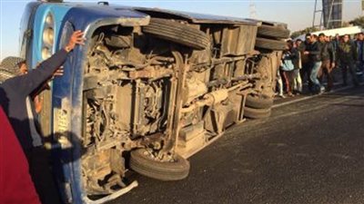 إصابة 12 شخصا إثر انقلاب أتوبيس بطريق 