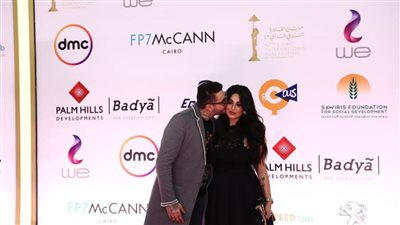 الفیشاوي مستمر في قبلاته لزوجته.. أحدثها في ختام القاهرة السينمائي
