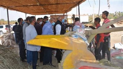 محافظ الوادي الجديد يتابع مشروع تدوير مخلفات النخيل بالراشدة