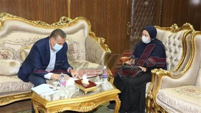 مساعدة مالية لـ”سيدة“ استغاثت بمحافظ المنوفية