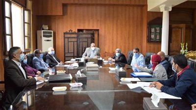 رئيس جامعة بني سويف يترأس الإنتاج والخدمات الطلابية والورش