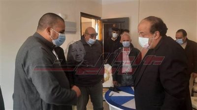  السكرتير العام المساعد يسلم 12 وحدة سكنية ببلطيم في كفر الشيخ