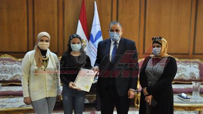  رئيس جامعة كفر الشيخ يكرم ملك الفائزة بالميدالية البرونزية 