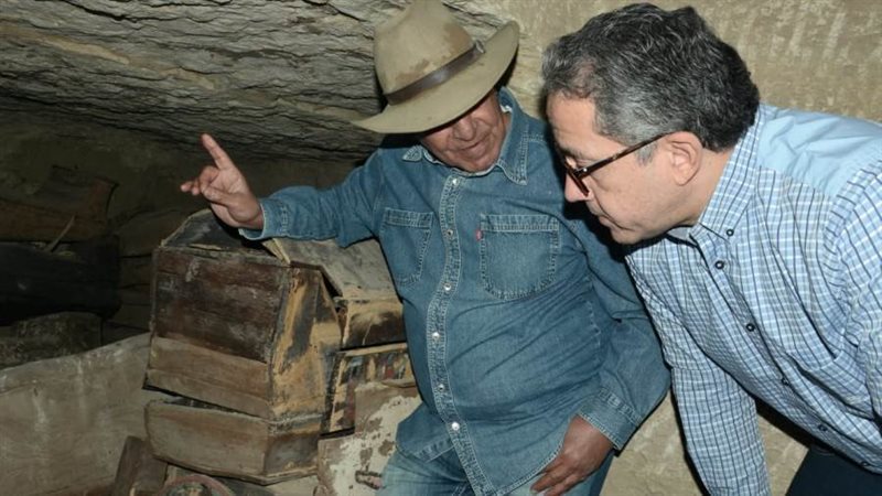 وزير الآثار بصحبة