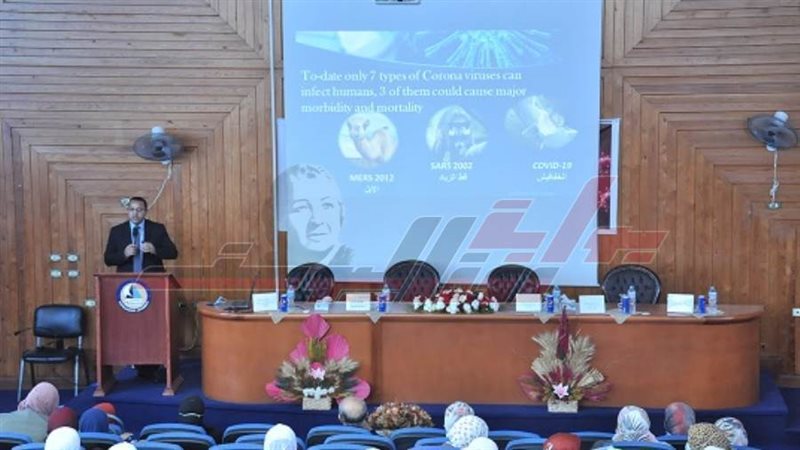 أثناء إجراء الندوة