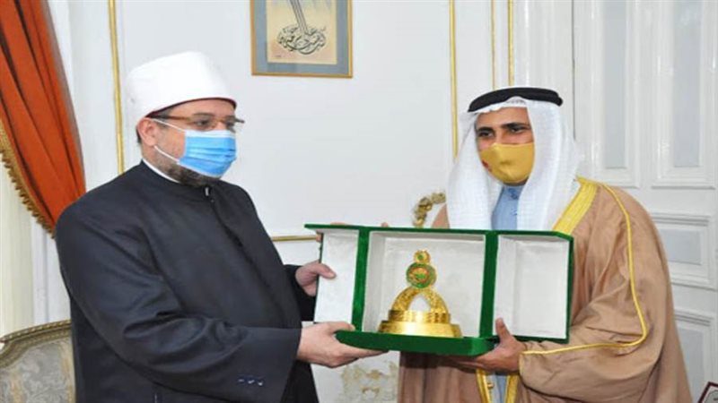 إهداء درع البرلمان