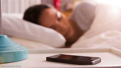 طبيبة روسية تكشف مخاطر النوم بجوار الهاتف 