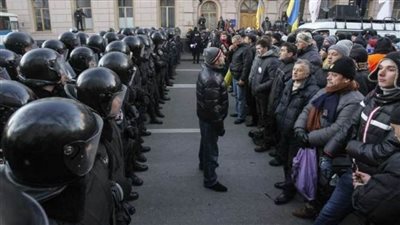 أوكرانيا: إصابة عشرات من الشرطة في اشتباكات مع محتجين على العزل العام