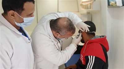 فحص وعلاج 1470 حالة خلال قافلة طبية بكفر الصالحين بمغاغة