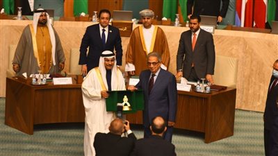 البرلمان العربي يكرم عمرو موسى
