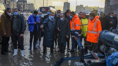 محافظ الإسكندرية يتابع أعمال تصريف مياه الأمطار في 