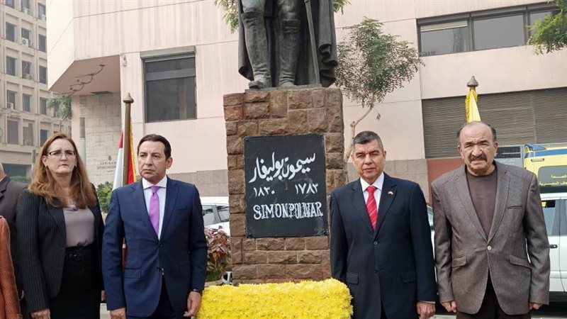 خلال وضع اكليل الزهور