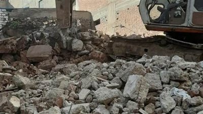 لخطورته على سلامة المارة.. إزالة عقار قديم بإدكو