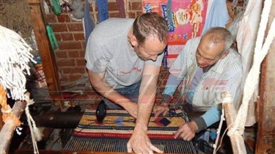 خاص| بالخيوط والصوف.. لم تندثر حرفة صناعة الكليم اليدوي بـ