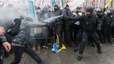 إصابة نحو 70 شخصا في اشتباكات بين الشرطة ومحتجين على العزل العام في أوكرانيا
