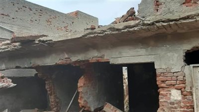 حفاظا على أمن وسلامة المارة والمنازل المجاورة.. إزالة عقار بالبحيرة