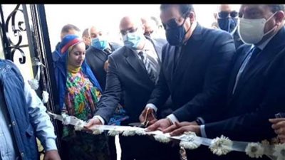 طلاب جامعة بني سويف يستقبلون وزير التعليم العالي بالجلابية والمزمار